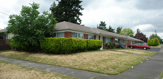 7408 NE Broadway St in Portland, OR - Building Photo - Building Photo