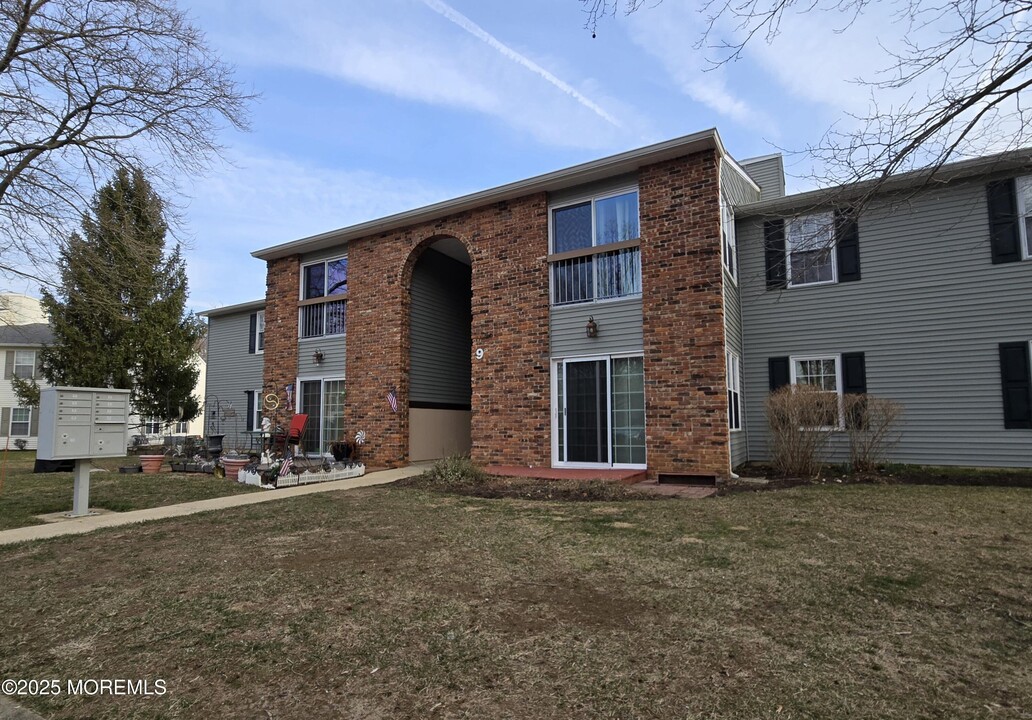 9-7 Seattle Ct in Freehold, NJ - Foto de edificio