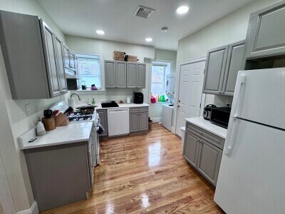 2028 Massachusetts Ave, Unit 1 in Cambridge, MA - Foto de edificio - Building Photo