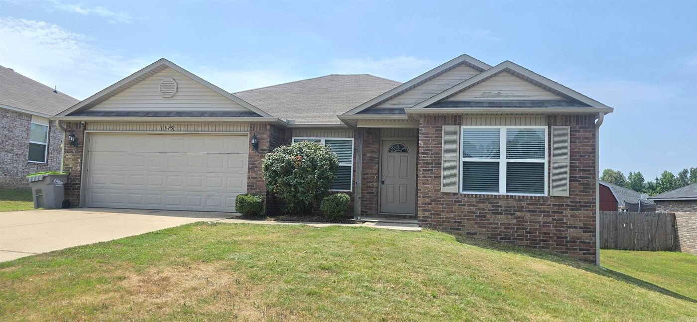 1195 Meadows Edge Dr in Alexander, AR - Building Photo