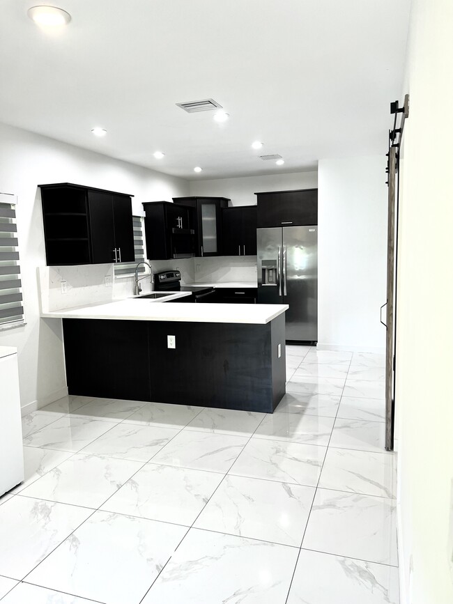 1987 NW 49th St, Unit A in Miami, FL - Building Photo - Building Photo