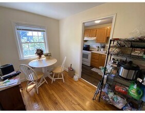 928 Massachusetts Ave-Unit -5 in Arlington, MA - Foto de edificio - Building Photo