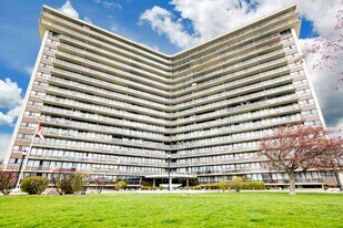 1055 Bloor St in Mississauga, ON - Building Photo
