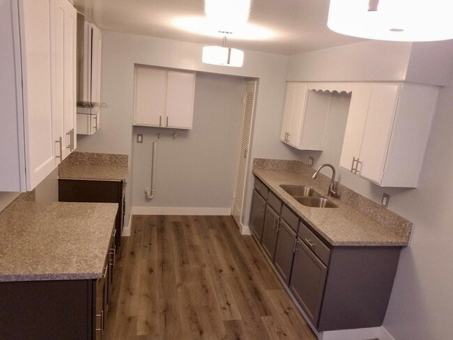 1411 E 20th St in Long Beach, CA - Building Photo - Interior Photo