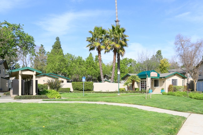 Riverglen Apartments in Sacramento, CA - Building Photo - Building Photo