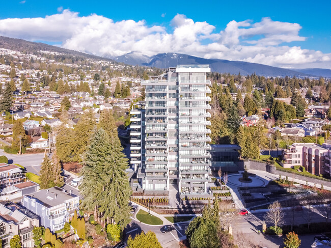 Bellevue by Cressey in West Vancouver, BC - Building Photo - Building Photo