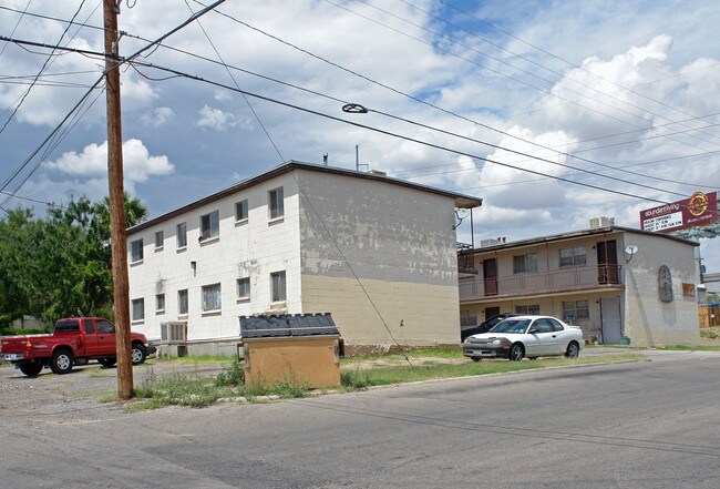 5860 Cleveland Ave in El Paso, TX - Building Photo - Building Photo