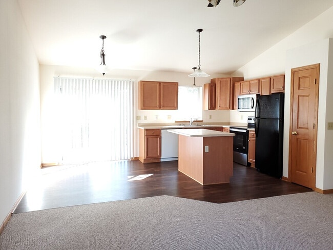 5707 Lake Edge Rd in McFarland, WI - Foto de edificio - Building Photo