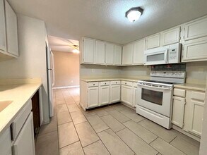 406 Bowie St in West Columbia, TX - Building Photo - Building Photo