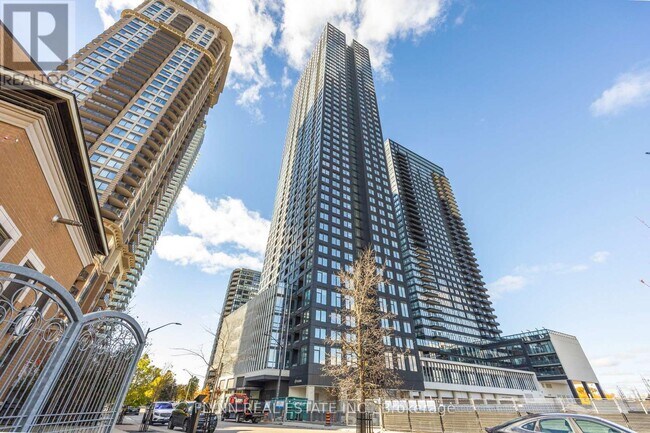 395 Square One Dr in Mississauga, ON - Building Photo - Building Photo