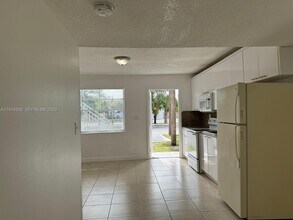 2401 Van Buren St in Hollywood, FL - Foto de edificio - Building Photo