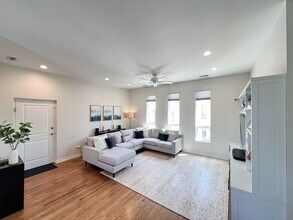 2065 N Kedzie Blvd in Chicago, IL - Building Photo - Building Photo