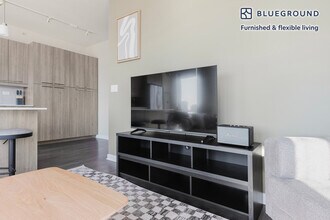 730 W Couch Pl in Chicago, IL - Building Photo - Building Photo