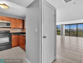 20379 W Country Club Dr in Aventura, FL - Building Photo - Building Photo