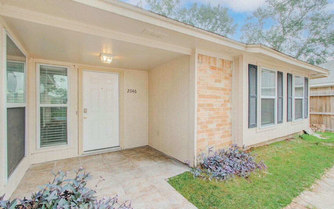 2046 Lexington Woods Dr in Spring, TX - Foto de edificio