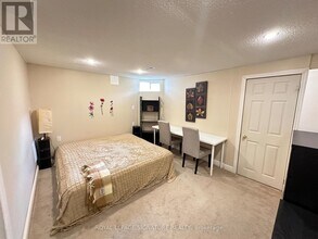 27 Kiwi Crescent in Richmond Hill, ON - Building Photo - Building Photo