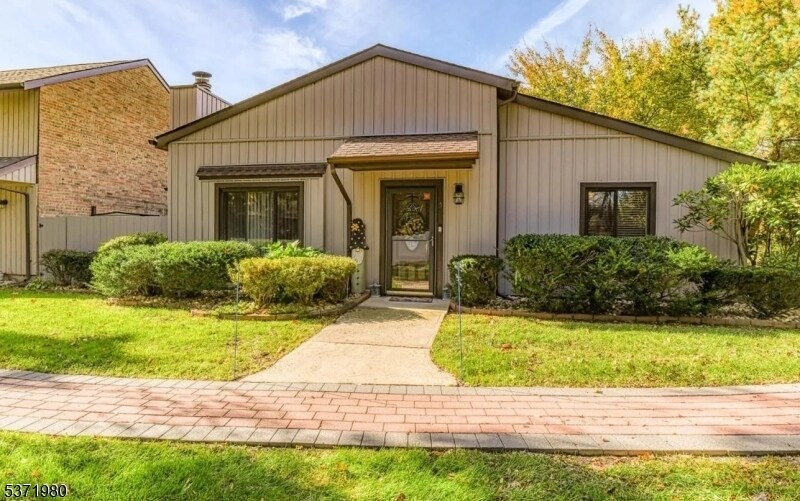 5 Sudbury Ct in East Brunswick, NJ - Building Photo
