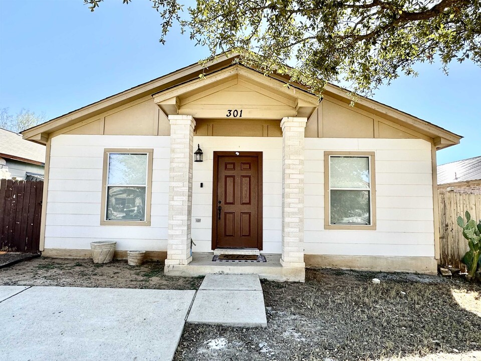 301 Desert Chief Dr in Laredo, TX - Building Photo