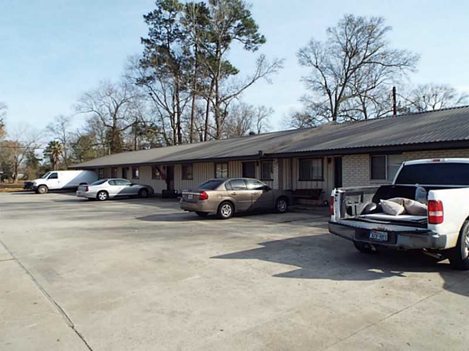 110 N Hazel St in Sulphur, LA - Building Photo