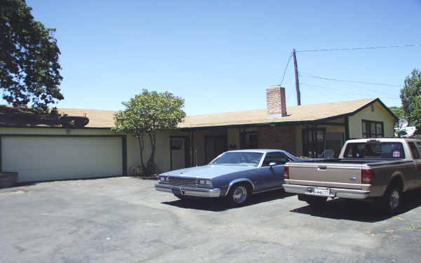 1306-1308 Woolner Ave in Fairfield, CA - Foto de edificio