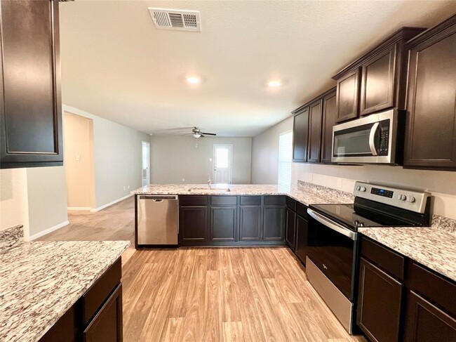 1033 Riverdale Cove in Jarrell, TX - Building Photo - Building Photo