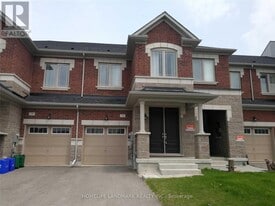 15 Durblee Ave in Aurora, ON - Building Photo