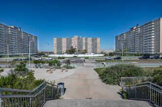 Dayton Towers West III in Far Rockaway, NY - Foto de edificio - Building Photo