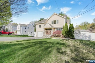 405 Burnet Pl in Paramus, NJ - Building Photo - Building Photo