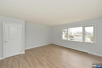 421 Leonhardt Dr in Saddle Brook, NJ - Foto de edificio - Building Photo