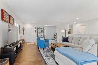 8149 S Mobile Way in Englewood, CO - Foto de edificio - Building Photo