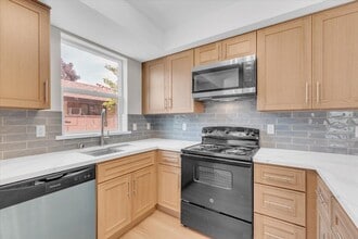 7134 Yarmouth Ave in Los Angeles, CA - Building Photo - Building Photo