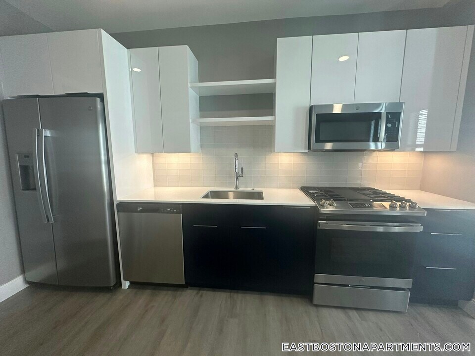 656 Saratoga St in Boston, MA - Building Photo
