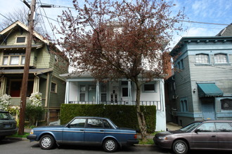 1815 NW Hoyt St in Portland, OR - Building Photo - Building Photo