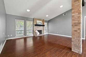 5102 Overridge Dr in Arlington, TX - Foto de edificio - Building Photo