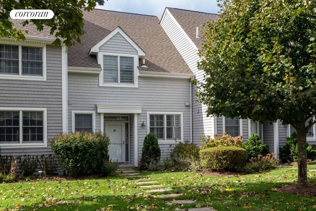 20 Hubbard Ln in Southampton, NY - Building Photo