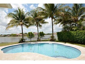 896 Marina Dr in Weston, FL - Foto de edificio - Building Photo