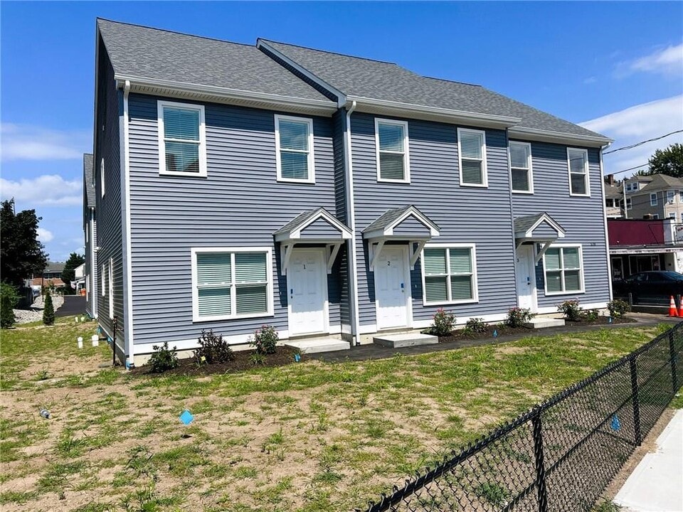 578 Elm St in Woonsocket, RI - Building Photo