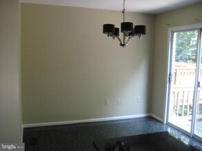 5903 Baron Kent Ln in Centreville, VA - Foto de edificio - Building Photo