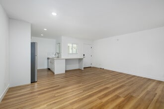 3630 Midvale Ave in Los Angeles, CA - Foto de edificio - Interior Photo
