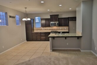 7065 N Trendsetter Dr in Fresno, CA - Building Photo - Building Photo