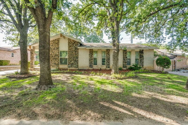 property at 2909 White Oak Ln