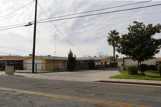 Gilbert Apartments in Hemet, CA - Foto de edificio - Building Photo