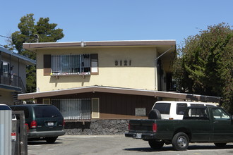 3121 Pleitner Ave in Oakland, CA - Foto de edificio - Building Photo