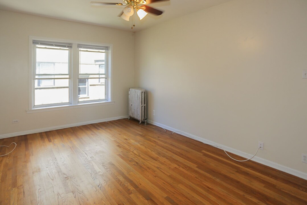 3921 N Pine Grove Ave, Unit 2W in Chicago, IL - Building Photo