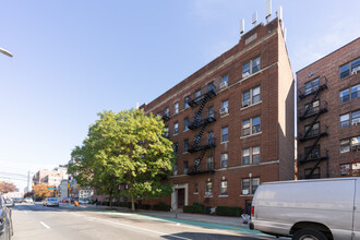 3083 Crescent St in Astoria, NY - Foto de edificio - Building Photo