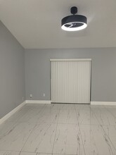 843 SW Thrift Ave in Port St. Lucie, FL - Foto de edificio - Building Photo