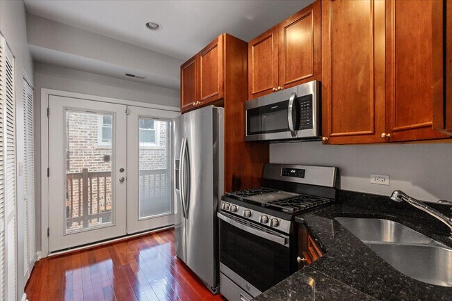 1360 W Greenleaf Ave in Chicago, IL - Building Photo - Building Photo