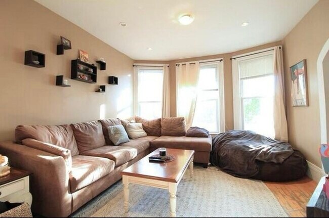 33 Montcalm Ave, Unit 1 in Boston, MA - Foto de edificio - Building Photo