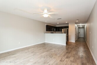 562 Eiseman Wy in Jacksonville, FL - Foto de edificio - Building Photo