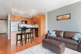 225 S Sangamon St in Chicago, IL - Building Photo - Building Photo